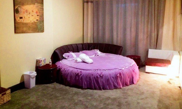 Basic circular bed inside the Fantasy Club 35